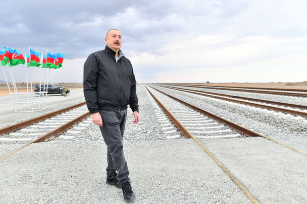 Dövlət başçısı Bərdə-Ağdam dəmir yolu xəttinin tikintisi ilə tanış olub